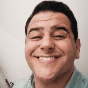 Uma foto do Fellipe sorrindo diretamente para a câmera.
